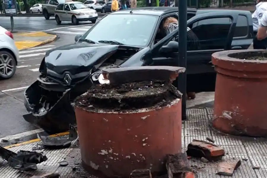 DAÑOS MATERIALES. Un cantero y un farol resultaron rotos.