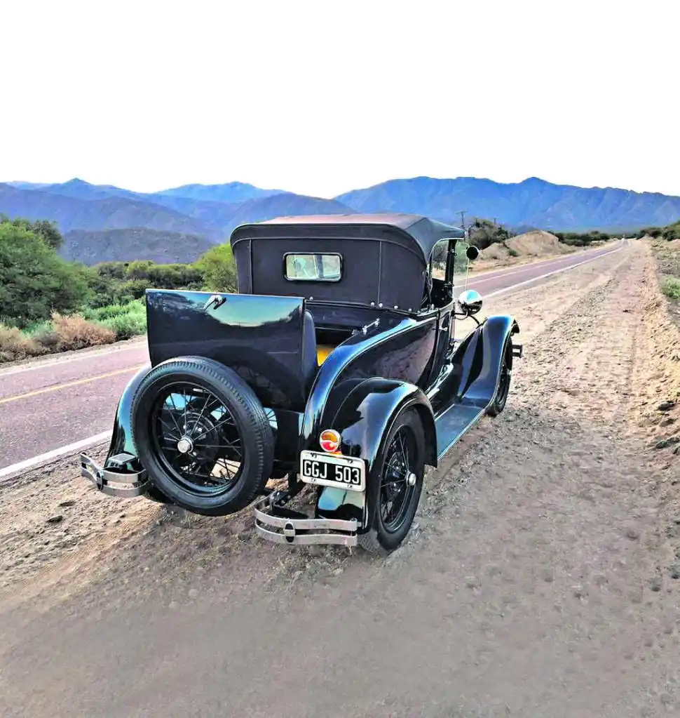 AZUL PROFUNDO. Se trata de una coupé rouster.