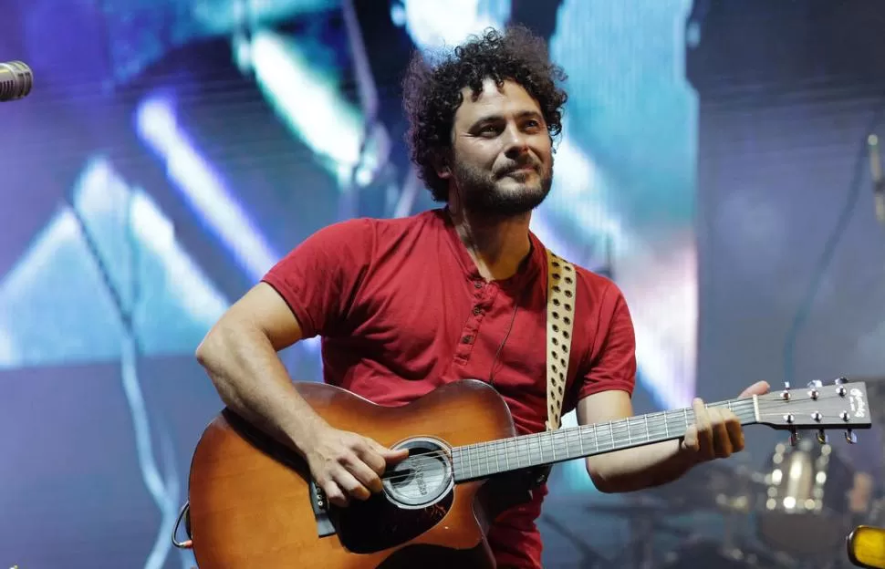 EN ACCIÓN. La voz y la guitarra son las herramientas de trabajo del cantante y compositor santiagueño. 