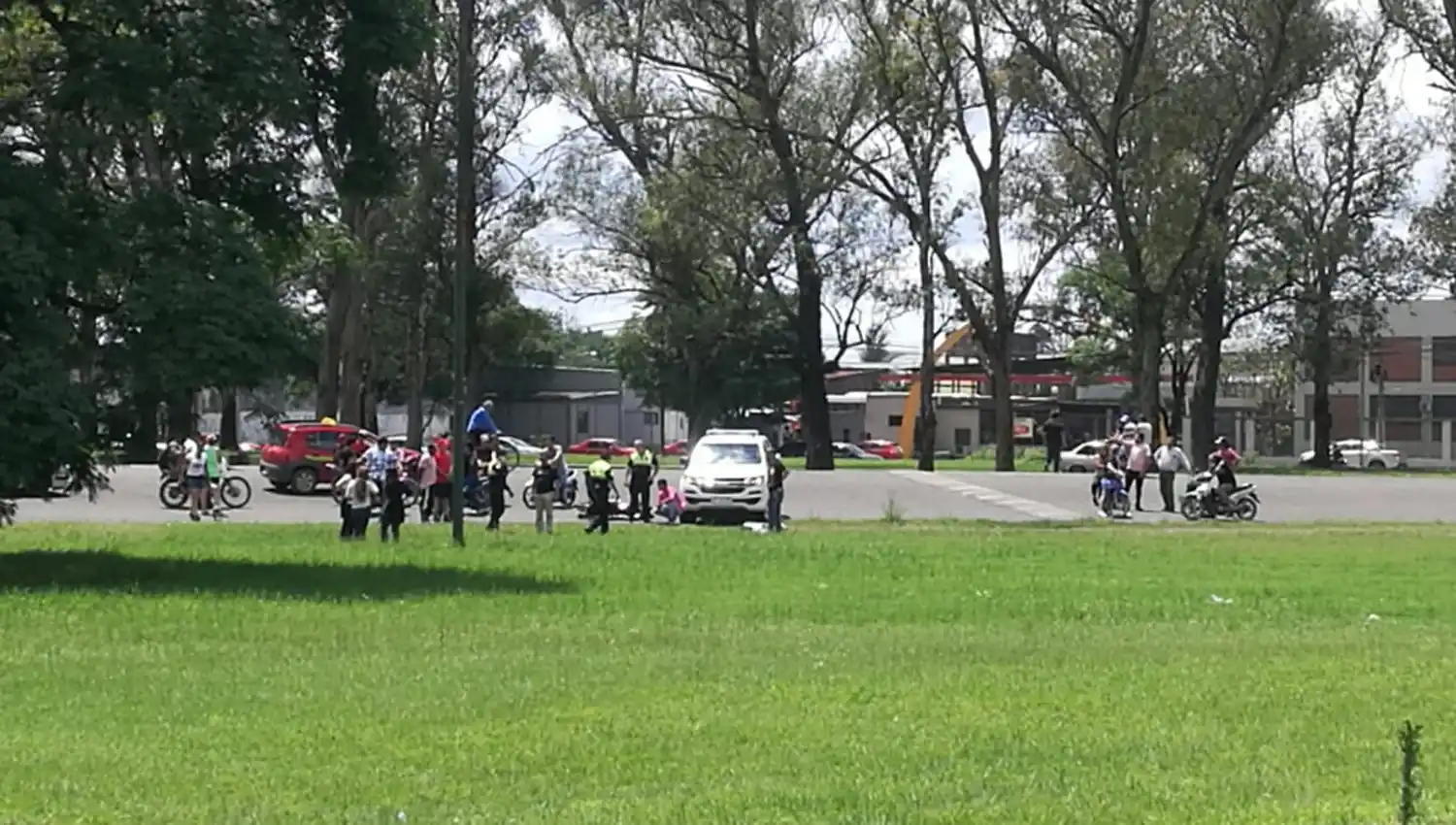CURIOSOS. El procedimiento causó alarma en la zona.