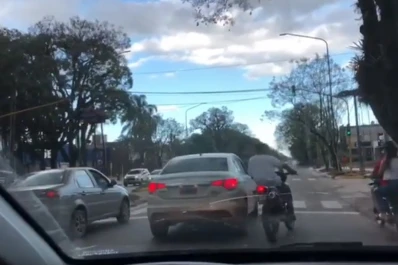 Picadas: 10 motos pasaron en rojo a toda velocidad por la avenida Aconquija