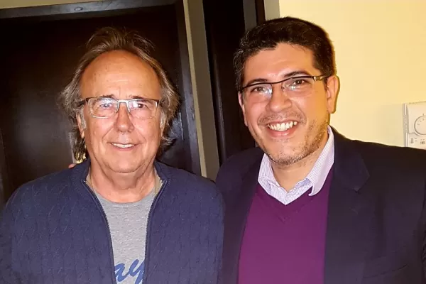 Serrat le regaló su obra al médico que lo atendió en Tucumán