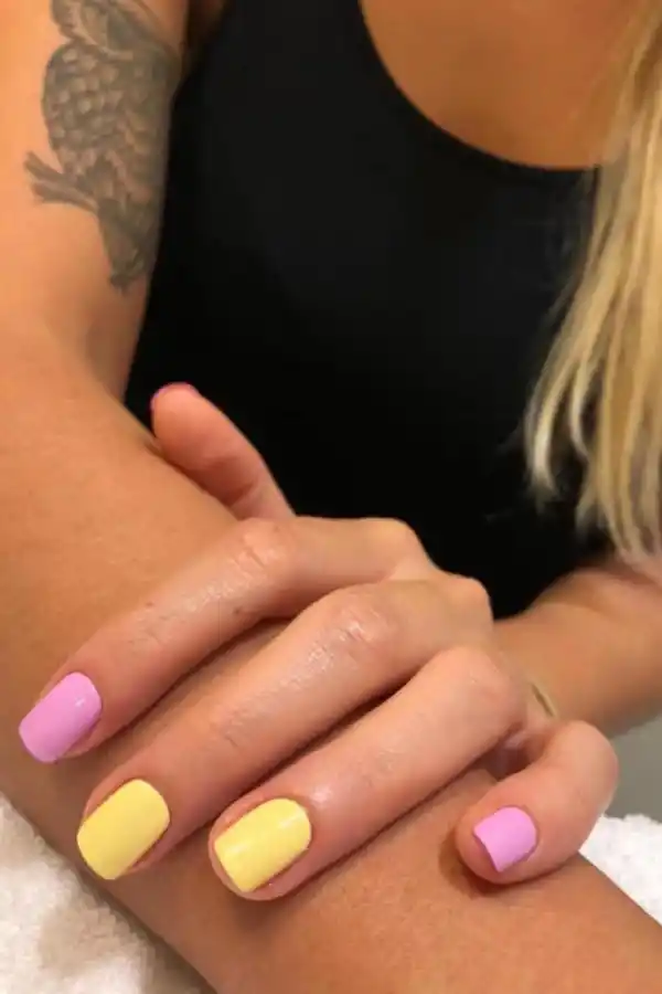SUAVES. Los esmaltes de color pastel son la tendencia más usada. Gentileza Romina Moyano