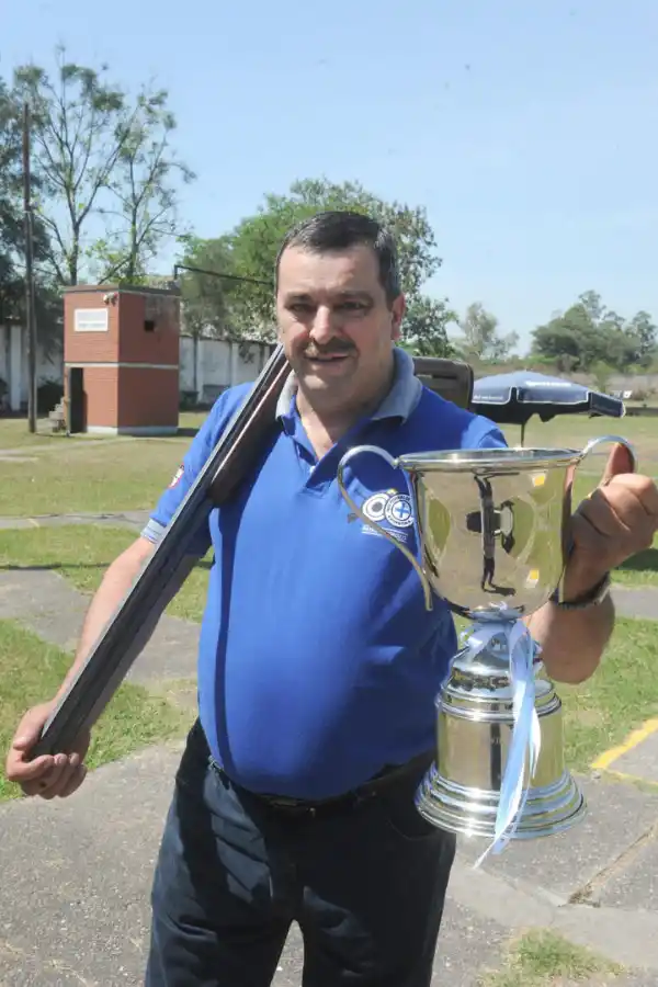 CON EL TROFEO. Apenas se consagró su celular no paró de sonar.