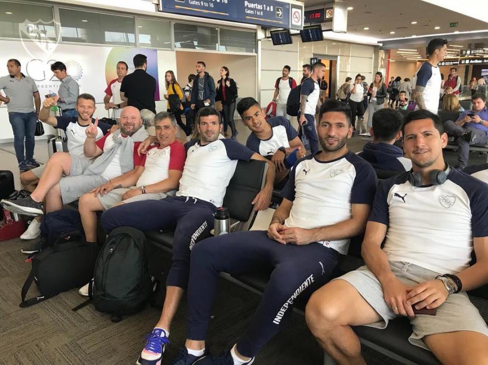PREEMBARQUE. Los jugadores, en Aeroparque, a la espera de viajar a Tucumán. la gaceta / fotos de hector peralta y twitter@Independiente