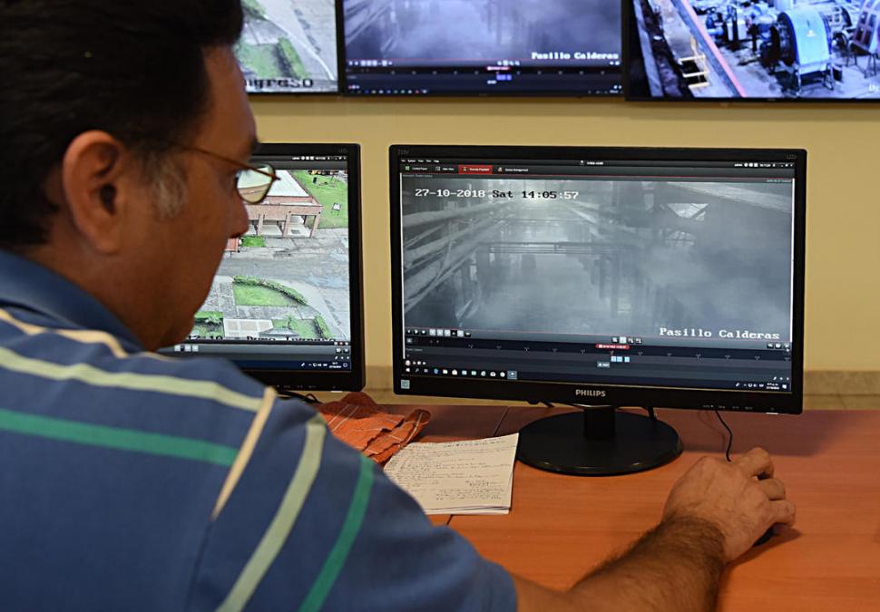 SISTEMA. Un agente observa, a través de las cámaras, la zona afectada. la gaceta / Foto de José Nuno 