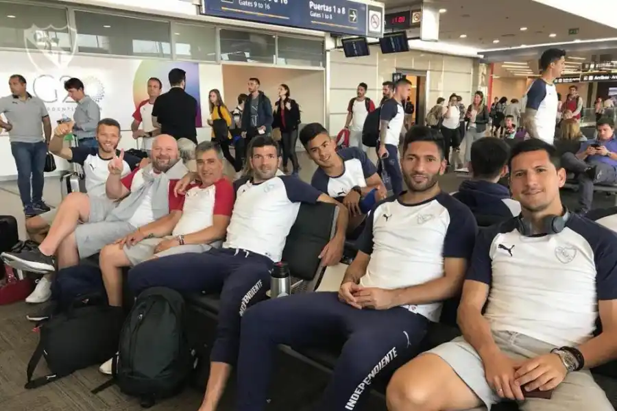 PREEMBARQUE. Los jugadores, en Aeroparque, a la espera de viajar a Tucumán. la gaceta / fotos de hector peralta y twitter@Independiente