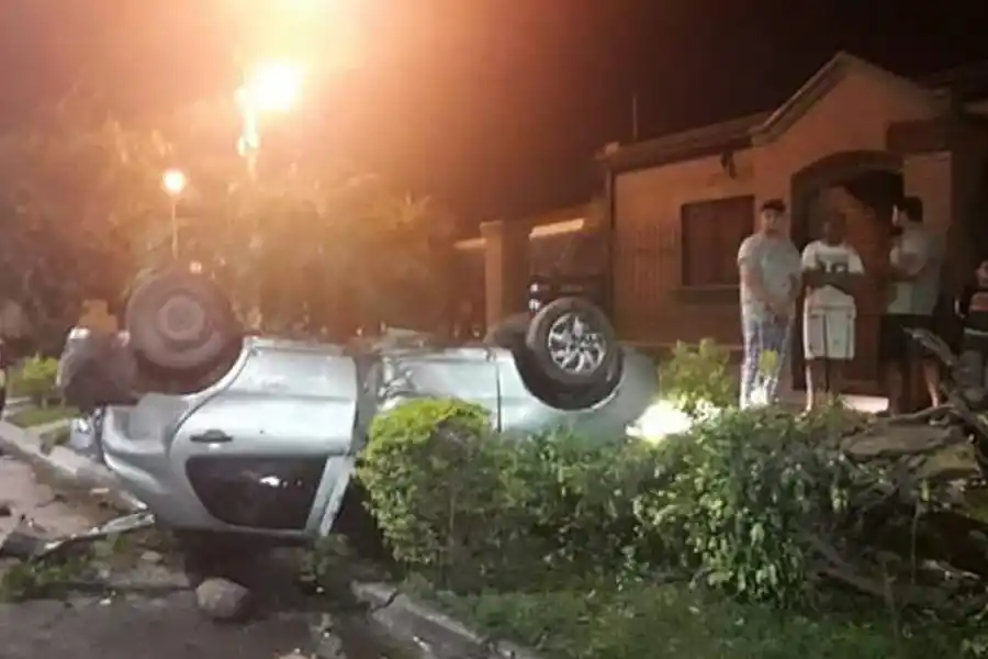 Choque y vuelco en el barrio Independencia