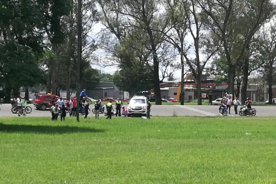 CURIOSOS. El procedimiento causó alarma en la zona.