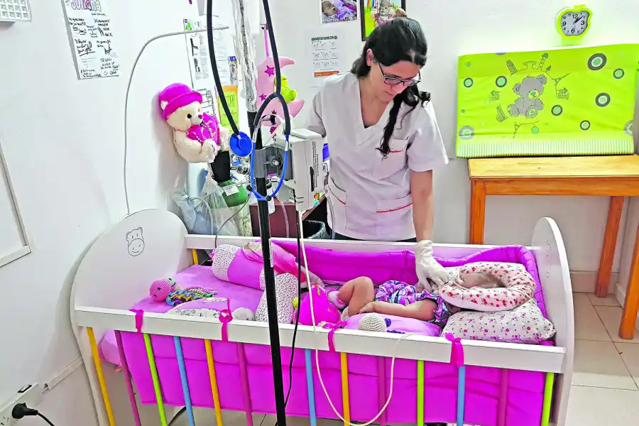 EN SU CASA. La mamá de Juliana logró montar una terapia domiciliaria en el cuarto de la nena