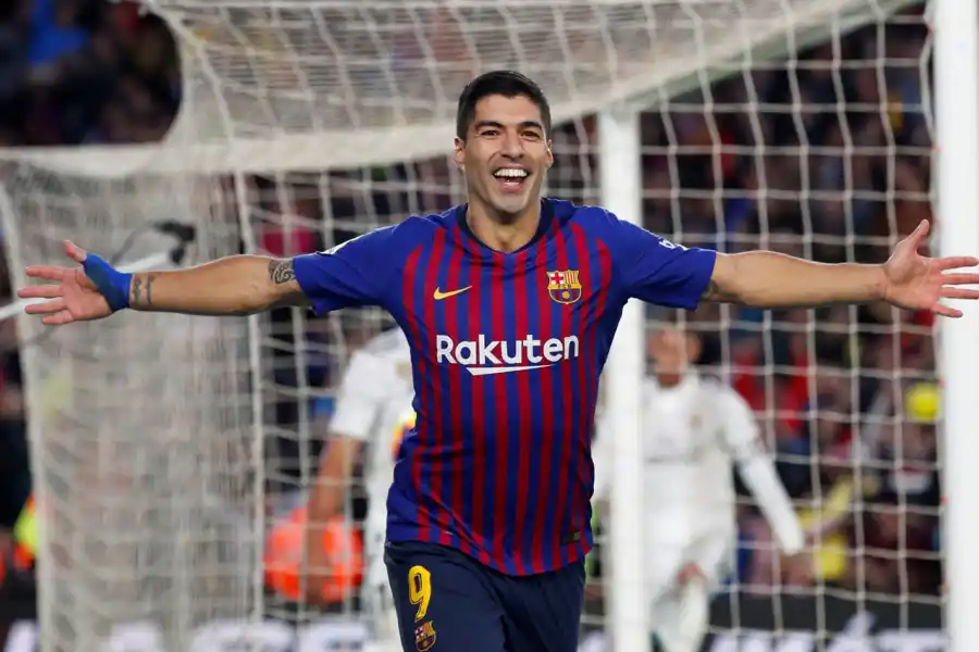LA FIGURA. Suárez anotó tres goles para los catalanes.