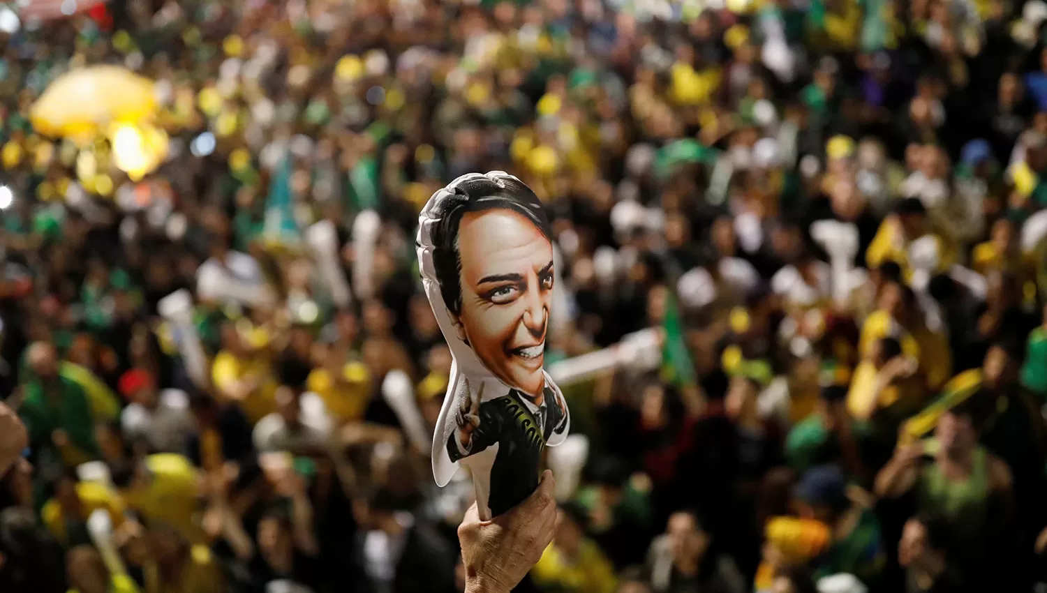 EN LAS CALLES. Los brasileños festejaron el triunfo de Bolsonaro.
