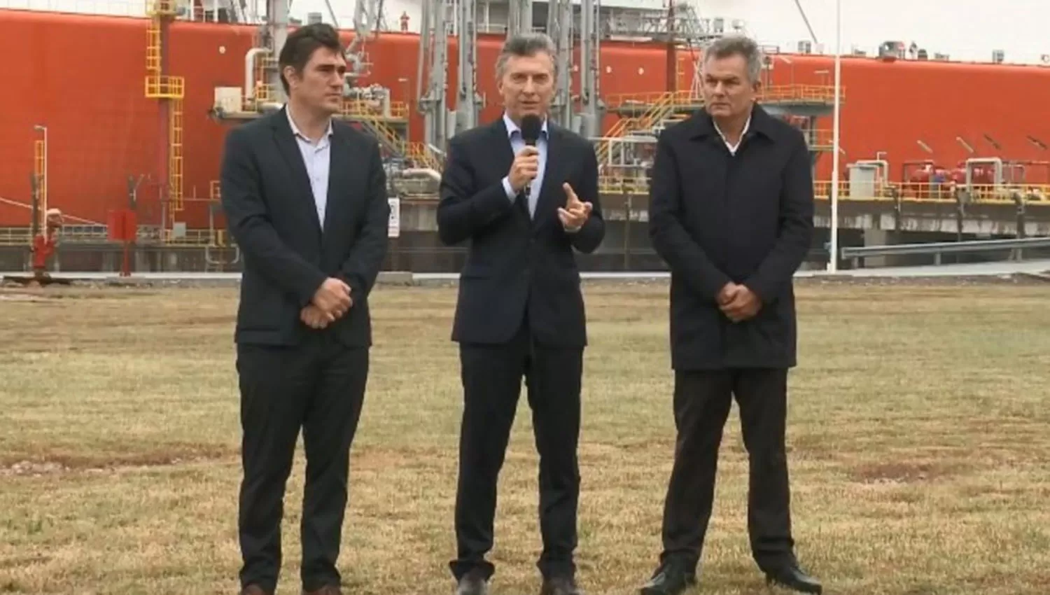 Macri, junto al secretario de Energía, Javier Iguacel, y al intendente de Bahía Blanca, Héctor Gay.