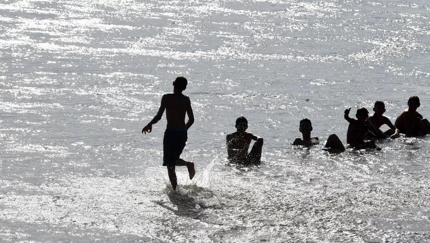 REFUGIO. Un grupo de niños se baña en las aguas del río Gastona.