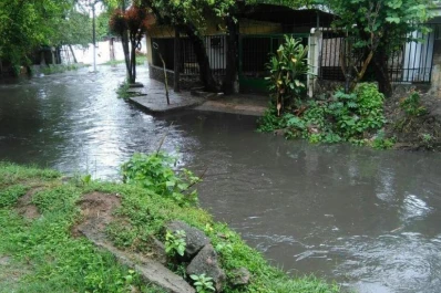 En barrio El Chivero están inundados