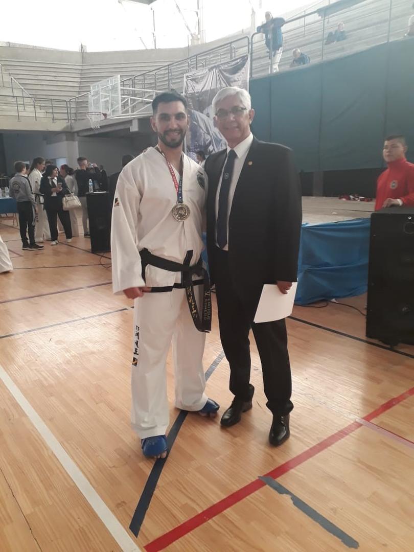 CON EL MAESTRO. Romero junto al   Grand Master Adolfo Villanueva.  