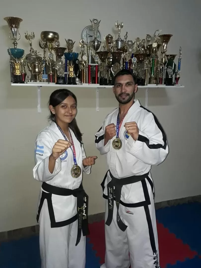 DE TAL PALO... Enrique y su hija Agostina lucen las medallas.  