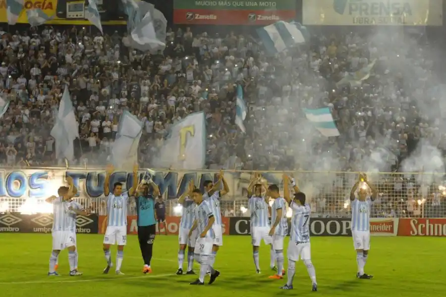 GRAN RECIBIMIENTO. Los hinchas saludaron el ingreso del equipo con pirotecnia.  