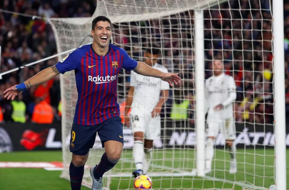 EN TODAS PARTES. Suárez festejó en la cancha y Messi, junto a su hijo, en la platea. Luego, ambos brindaron con vino. reuters