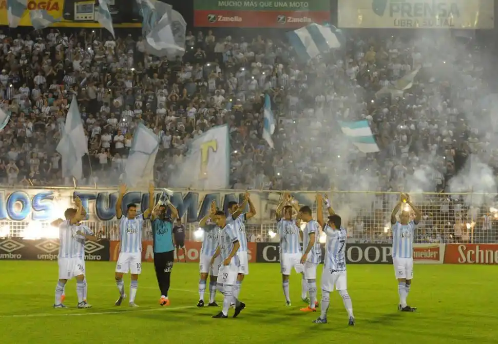 GRAN RECIBIMIENTO. Los hinchas saludaron el ingreso del equipo con pirotecnia.  