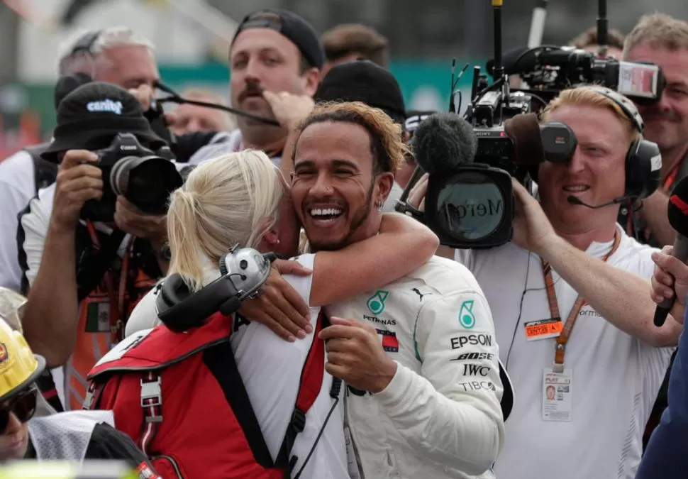 LA FELICIDAD SUPREMA. Lewis Hamilton, sonrisa amplia, recibió saludos y abrazos apenas se bajó de su Mercedes, ya convertido en campeón mundial 2018. reuters 