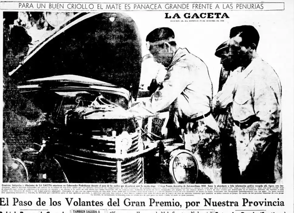 MATE EN MANO. Uno de los pilotos controla su auto al detenerse en Piedrabuena cuando cumplía la etapa entre La Banda y La Quiaca. 
