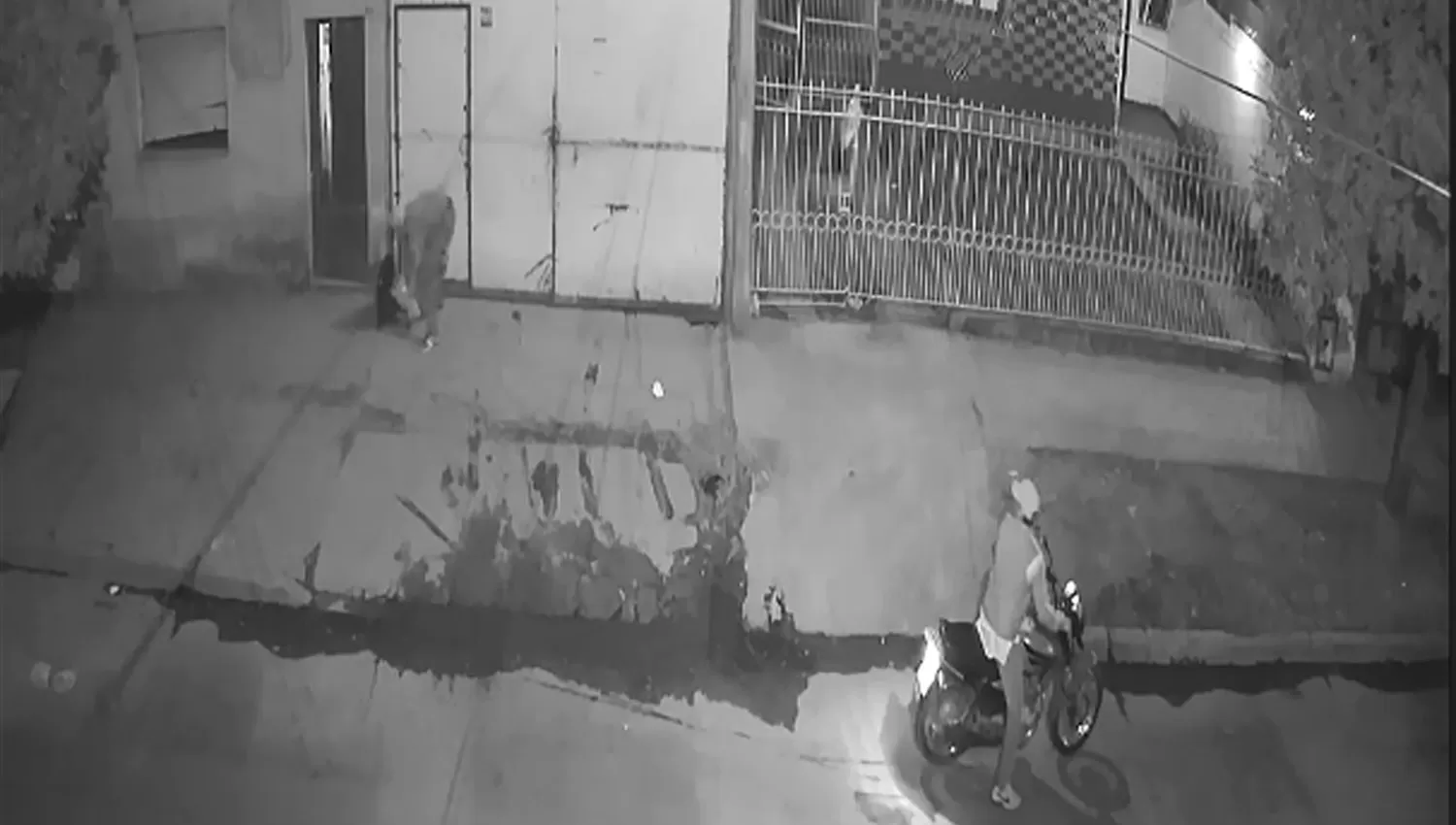 Video: un motochorro golpeó a una mujer y la tiró al piso para robarle