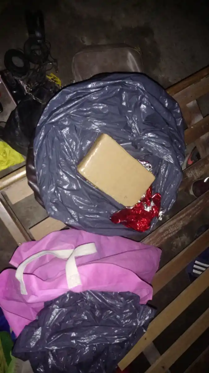 Allanaron una casa por un asalto y encontraron más de un kilo de cocaína