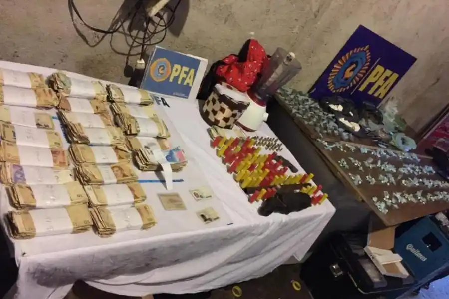 EN LA CAPITAl. El dinero, las armas y la droga incautada por los federales.  