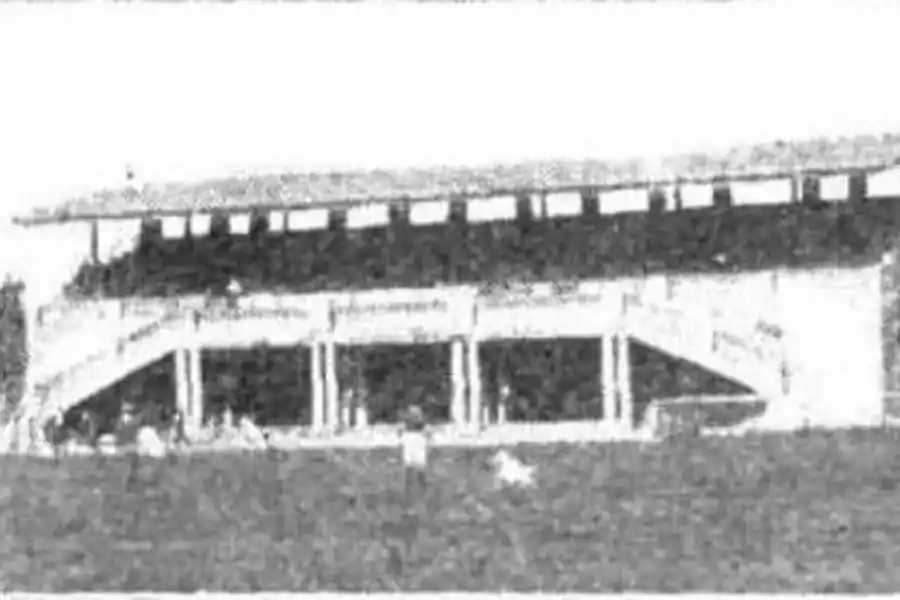 TRIBUNA INAUGURAL. La primera construcción del club.
