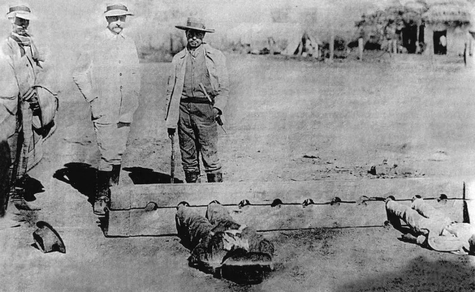 PRESOS EN EL CEPO. Una foto tomada en Jujuy a fines del siglo XIX, muestra ese instrumento de tortura. 
