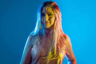 Caro Rivero y su tributo tucumano a Shakira