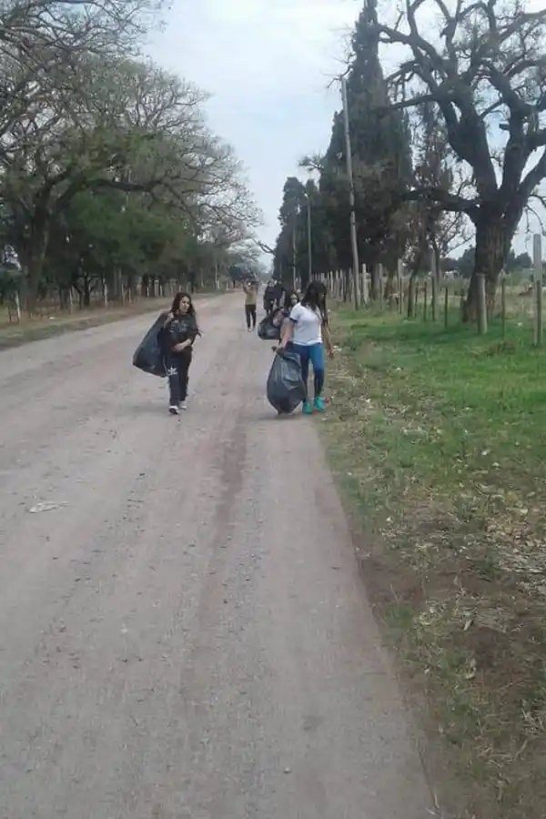 ALDERETES. Alumnos juntaron botellas en las cercanías de la escuela. 