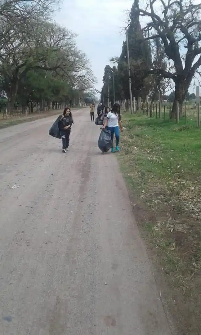 ALDERETES. Alumnos juntaron botellas en las cercanías de la escuela. 
