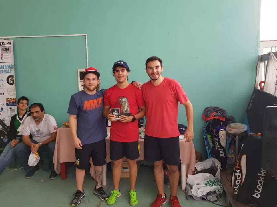 FESTEJO. Diego Fort (centro) fue el campeón en la categoría Primera. foto de diego fort 