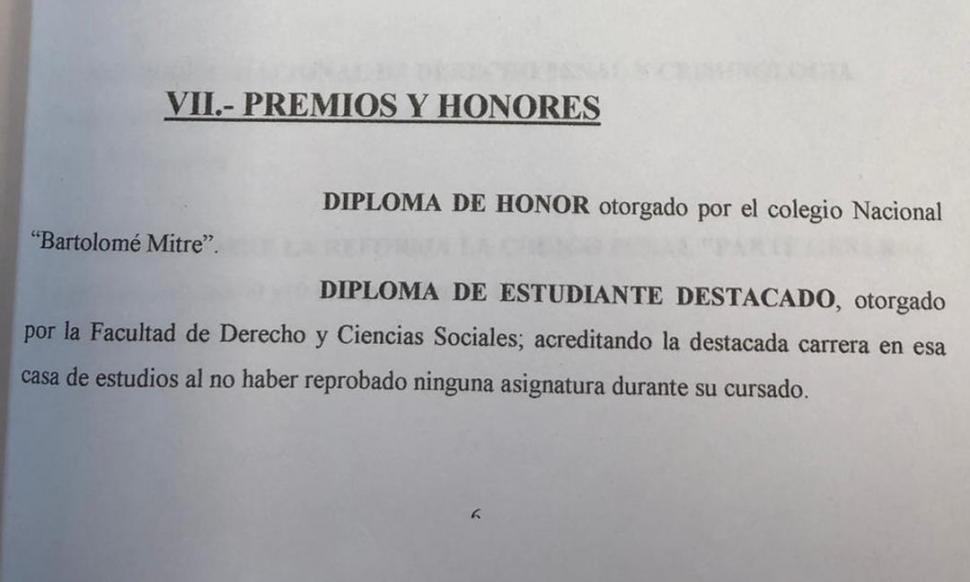 CURRÍCULUM. Fragmento donde Ojeda Ávila indica que recibió el premio de estudiante destacado por no haber reprobado materias.  