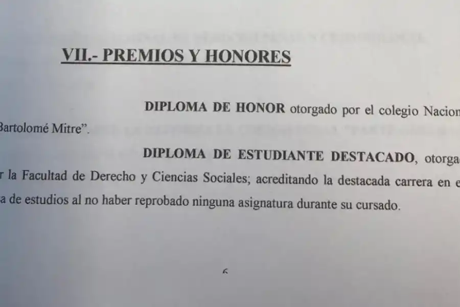 CURRÍCULUM. Fragmento donde Ojeda Ávila indica que recibió el premio de estudiante destacado por no haber reprobado materias.  