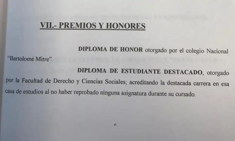 CURRÍCULUM. Fragmento donde Ojeda Ávila indica que recibió el premio de estudiante destacado por no haber reprobado materias.  