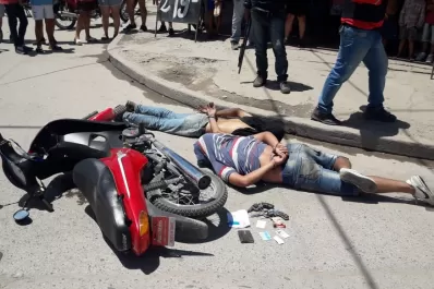 Aprehenden a dos jóvenes con antecedentes que iban en una moto portando armas de fuego