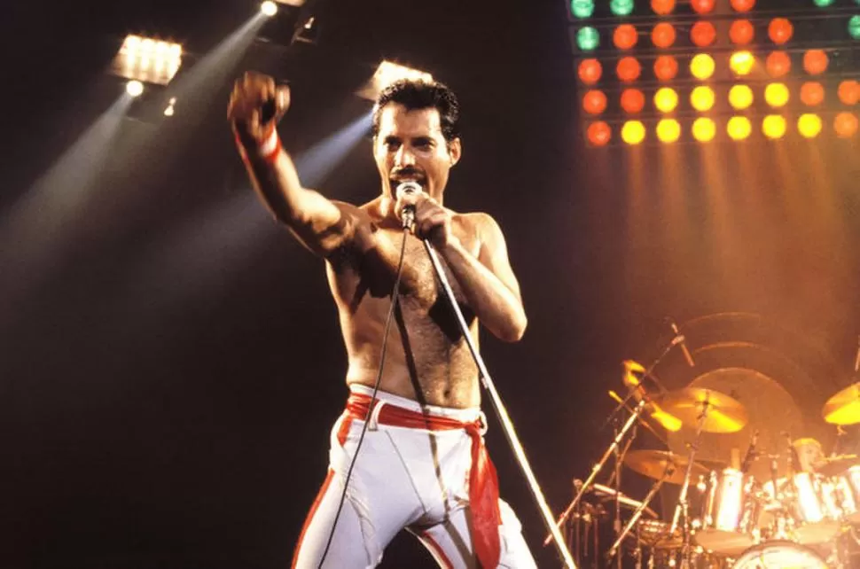 TALENTO Y CARISMA. Freddie Mercury creaba, cantaba y seducía al público con su performance en escena. 