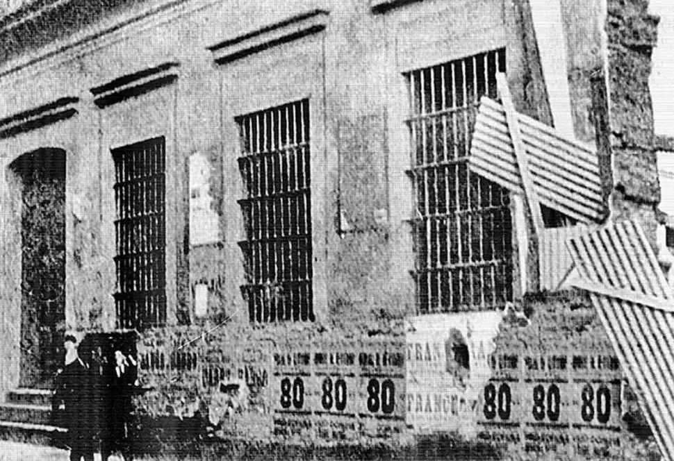 CALLE MORENO 162. La vivienda del ilustre tucumano, en una foto de 1913, tomada en los días previos a su demolición. 