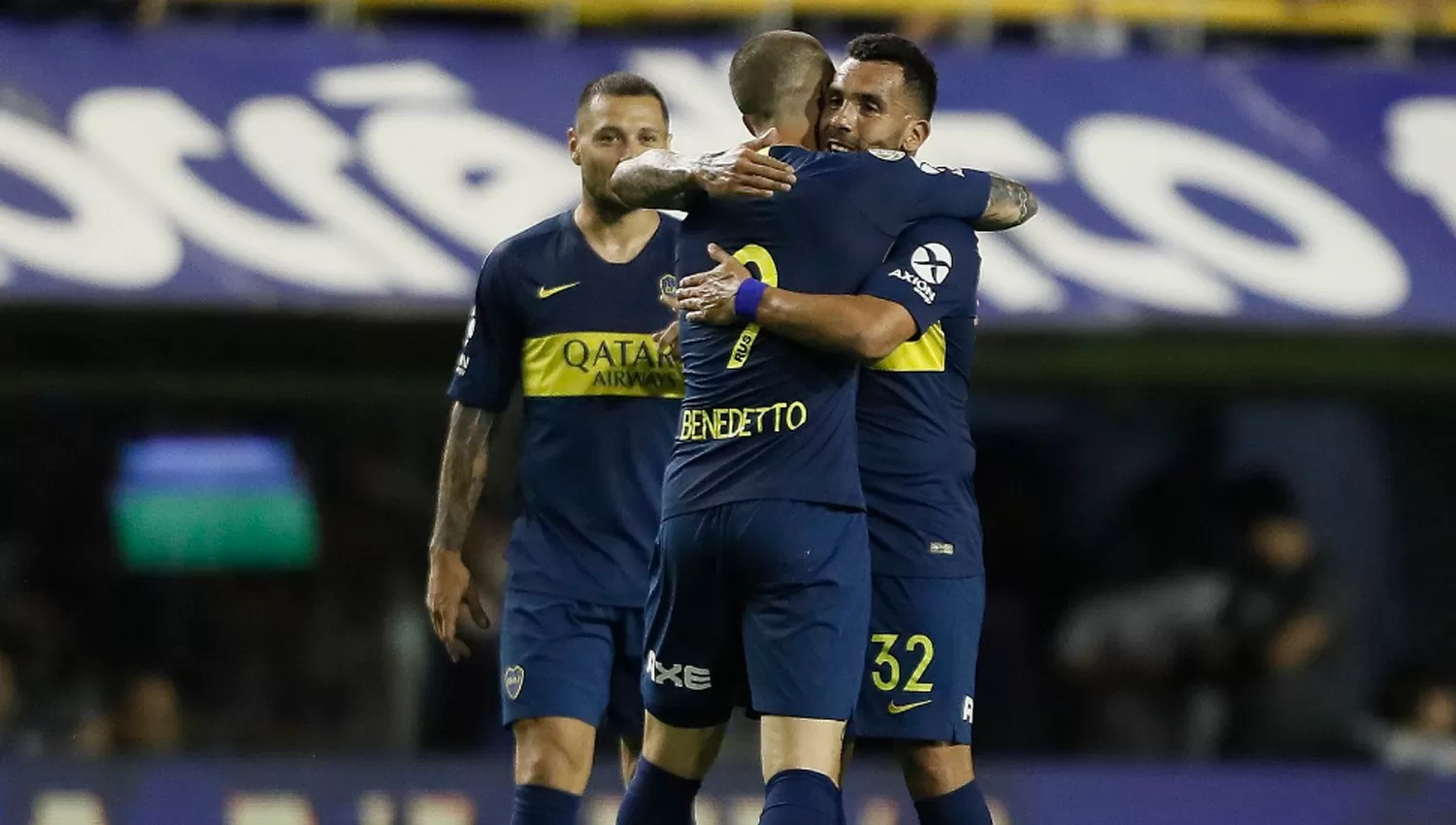 FELICES. Darío Benedetto felicita a Tevez luego de su primer gol.