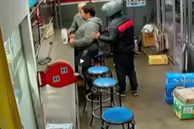Terror en un local de repuestos de autos por un violento robo que fue captado por las cámaras