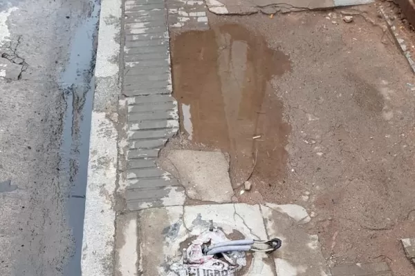 Hay cables y tornillos en la vereda de Crisóstomo al 400
