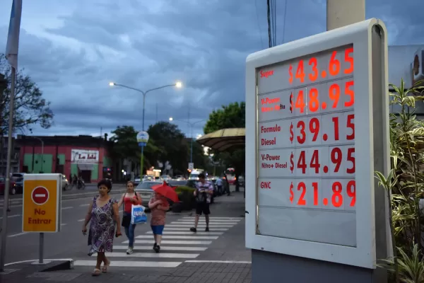 Volvió a aumentar la nafta y llenar el tanque ronda los $ 2.000