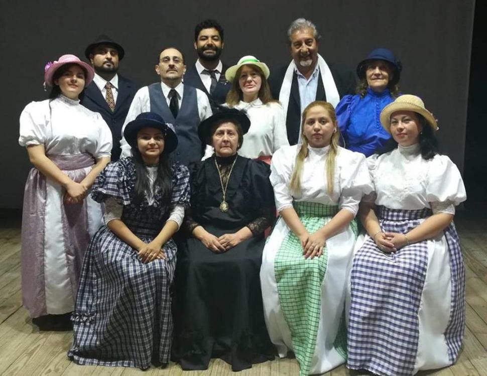 EN PERSONAJE. El elenco de “Las de Barranco”, el clásico de De Laferrere. 