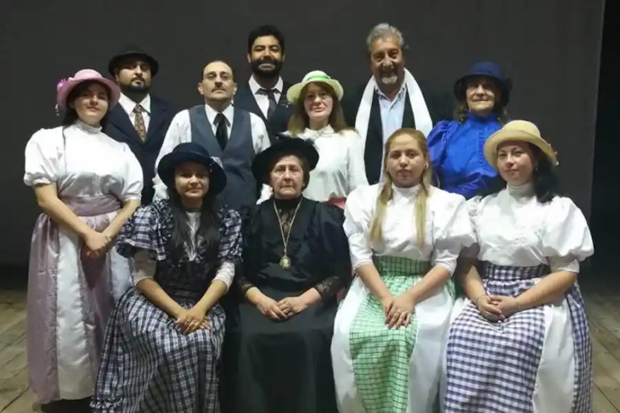 EN PERSONAJE. El elenco de “Las de Barranco”, el clásico de De Laferrere. 