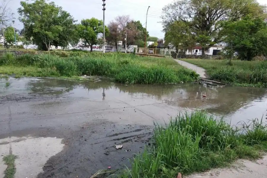 Hay cables y tornillos en la vereda de Crisóstomo al 400
