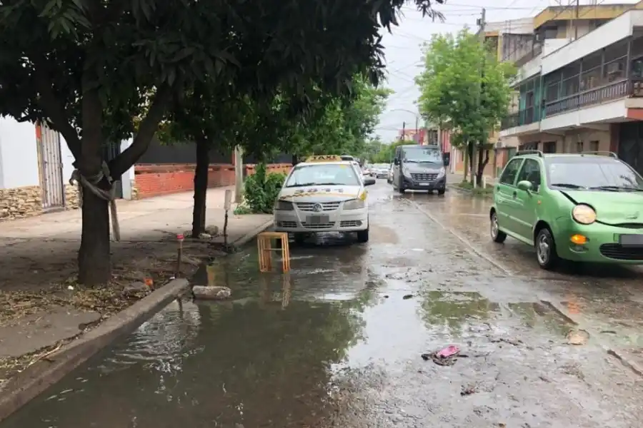 Hay cables y tornillos en la vereda de Crisóstomo al 400