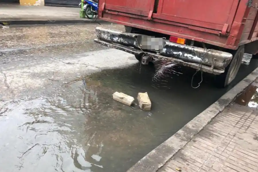 Hay cables y tornillos en la vereda de Crisóstomo al 400